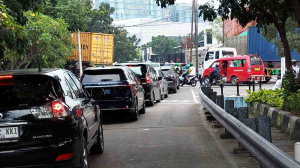 Truk Kontainer Mogok di Jembatan Pluit Raya Lumpuhkan Lalu Lintas Pagi