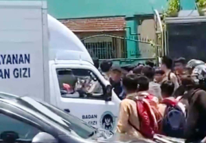 Mobil Pengantar MBG Datang Terlambat, Warga dan Siswa di Sokaraja Protes