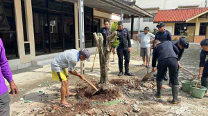 Brimob Gotong Royong Cor Masjid Ciputat