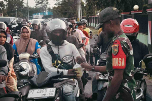 Koramil Kokonao dan Timika Tebar Takjil Ramadan