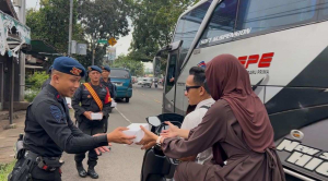 Brimob C Pelopor Tebar Takjil Ramadan