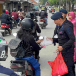 Brimob dan Bhayangkari Tebar Takjil di Cikarang