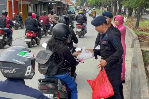 Brimob dan Bhayangkari Tebar Takjil di Cikarang