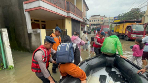 Tim SAR Brimob Evakuasi Warga Terdampak Banjir Tangerang
