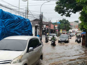 Banjir Graha Indah Lumpuhkan Jalan, Motor Putar Balik