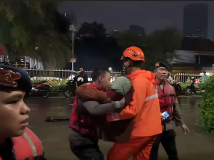 Brimob Evakuasi Lansia di Banjir Pondok Karya