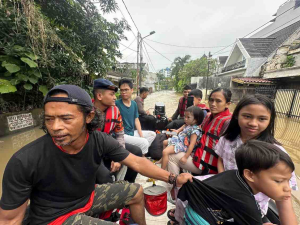 Brimob Terjang Banjir Dua Meter Selamatkan Warga