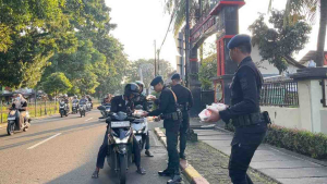 Brimob Batalyon B Cipinang Tebar Takjil, Hangatkan Ramadan