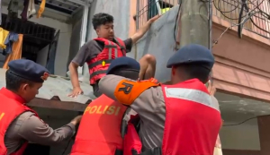 Brimob Terobos Banjir Periuk Damai Evakuasi Warga