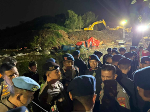 Brimob Turun Tangan Tangani Longsor Sampah Bantargebang