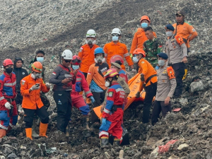 Brimob Turun Langsung Cari Korban Longsor Bantargebang
