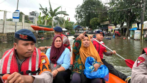 Brimob PMJ Gerak Cepat Bantu Warga Banjir Periuk