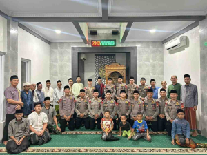 Brimob Tarawih Keliling, Dekatkan Polisi dengan Jamaah