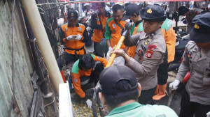 Brimob Bersama Pemerintah Bersihkan Pasar Kramat Jati