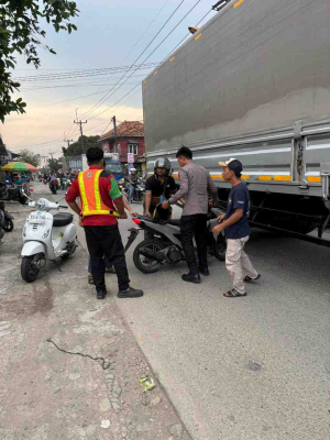 Brimob Sigap Selamatkan Korban Kecelakaan di Bekasi
