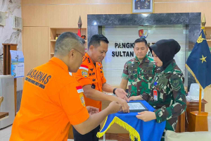 Danlanud Hasanuddin Raih Penghargaan Basarnas