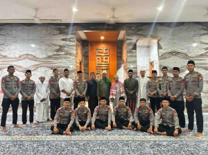 Brimob Batalyon C Tarawih Keliling, Dekatkan Polisi dan Warga