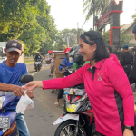 Brimob Batalyon B dan Bhayangkari Tebar Takjil di Cipinang