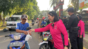Brimob Batalyon B dan Bhayangkari Tebar Takjil di Cipinang