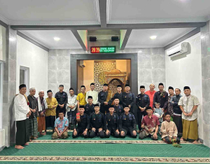 Brimob Tarawih Keliling Perkuat Silaturahmi dengan Warga