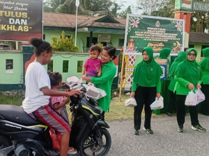 Koramil Mapurujaya Berbagi Takjil Hangatkan Ramadan