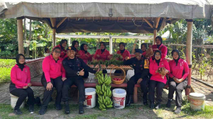 Brimob Batalyon D Panen Lele dan Sayuran
