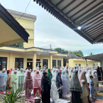 Brimob dan Warga Hangatkan Idul Fitri Bersama