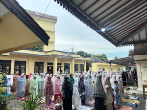 Brimob dan Warga Hangatkan Idul Fitri Bersama