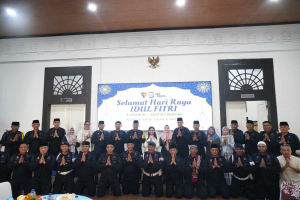 Brimob dan Warga Rayakan Lebaran Penuh Kebersamaan