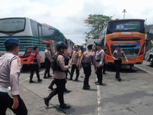 Brimob Kendalikan Arus Bus Kalideres