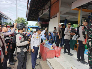 Brimob Kawal Arus Mudik Terminal Rambutan