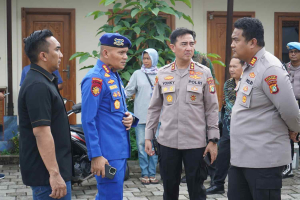 Polri Salurkan Bantuan Korban Kebakaran Cilincing