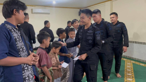 Brimob Polda Metro Jaya Santuni 17 Anak Yatim di Kwitang