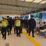 Brimob Sterilisasi Stasiun Pasar Senen, 31 Ribu Penumpang Dalam Arus Balik Lebaran