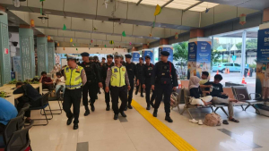Brimob Sterilisasi Stasiun Pasar Senen, 31 Ribu Penumpang Dalam Arus Balik Lebaran