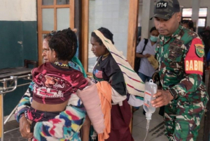 Babinsa Mulia Kawal Evakuasi Korban Sinak ke Nabire, TNI Perkuat Perlindungan Warga