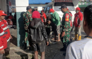PMI dan TNI Evakuasi Korban Pembakaran Honai di Puncak Jaya