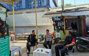 Bhabinkamtibmas Sambangi Warga Pluit untuk Cegah Gangguan Kamtibmas
