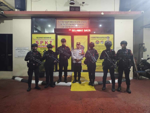 Patroli Antitawuran Brimob Batalyon C Pelopor Bubarkan Pemuda Nongkrong di Tangsel
