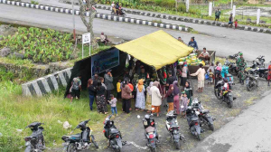 TNI-Bulog Gelar Pangan Murah di Puncak Jaya