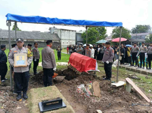 Pemakaman Kedinasan AIPTU Sugiarto, Polsek Pademangan Tegaskan Penghormatan atas Pengabdian Anggota