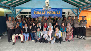 Polsek Koja Salurkan 300 Nasi Box Lewat Program Jumat Peduli di Tugu Utara