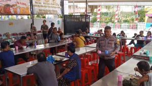 Polisi Bagikan 500 Paket Makanan Dalam Jumat Peduli