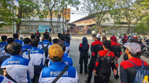 Polisi Kawal Keberangkatan Buruh Pademangan ke Aksi Pra May Day 2026