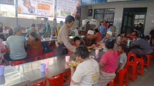 Polsek Penjaringan Bagikan 500 Paket Nasi dalam Program Jumat Peduli