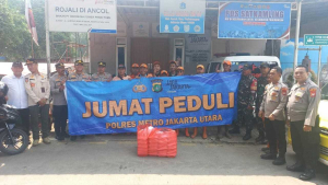 Polres Jakut Bagikan 300 Paket Makanan di Kampung Muka, Perkuat Kepedulian Sosial
