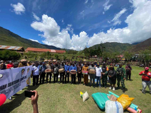 TNI dan Polri Kawal Bantuan Pengungsi Puncak Jaya, Bupati Pastikan Distribusi Tepat Sasaran