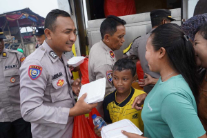 Wakapolres Jakut Salurkan 250 Paket Makanan di Pesisir Cilincing