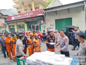 Polres Jakut Bagikan 300 Nasi Box di Koja, Perkuat Kedekatan dengan Warga
