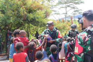 Kodim 1714/Puncak Jaya Kirim Bantuan ke 90 Warga Yang Mengungsi Usai Kekerasan di Sinak